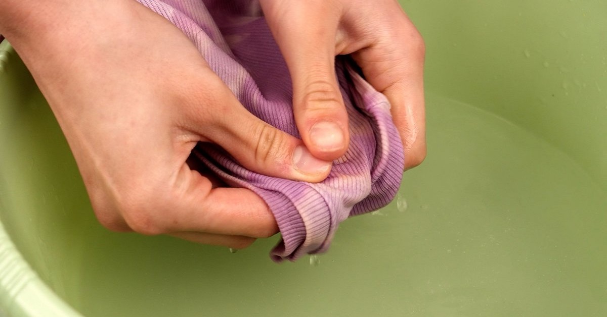 پاک کردن لکه کرم پودر روی لباس با آمونیاک