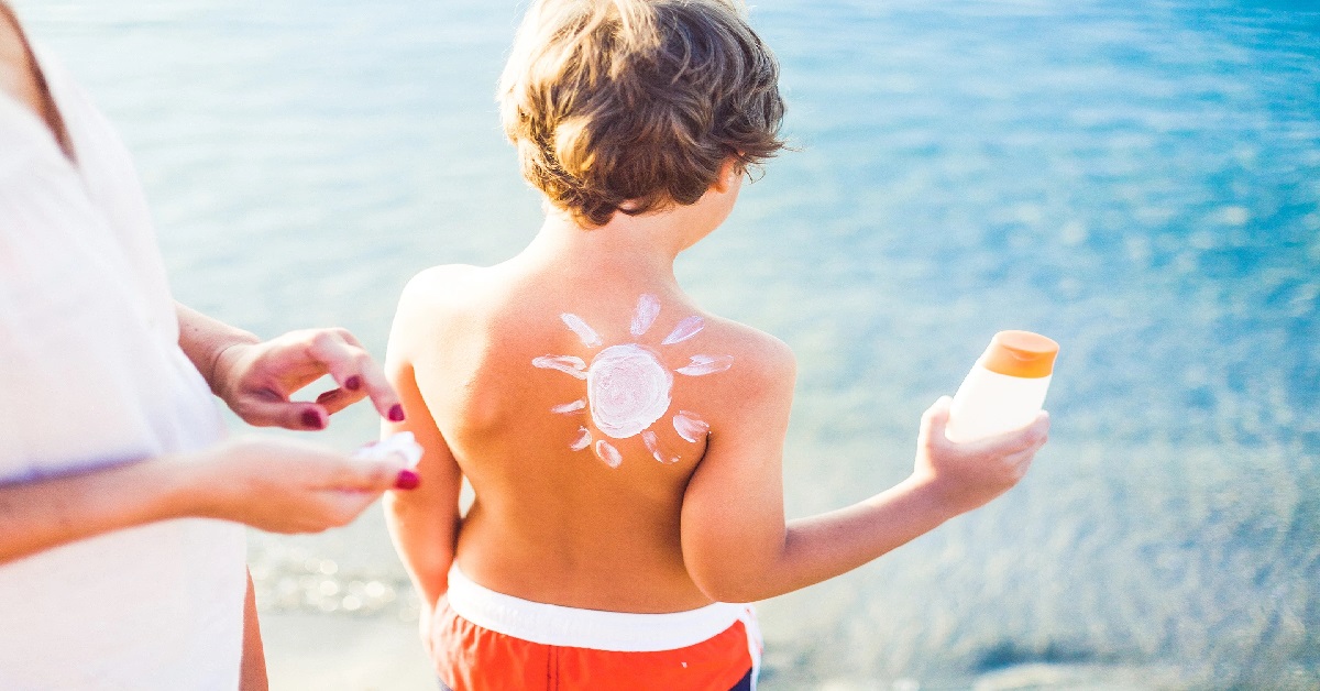 چرا باید از کرم ضد آفتاب برای کودکان استفاده کرد؟