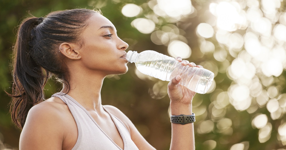آیا آب به تنهایی جهت تامین رطوبت مورد نیاز پوست کافی است؟
