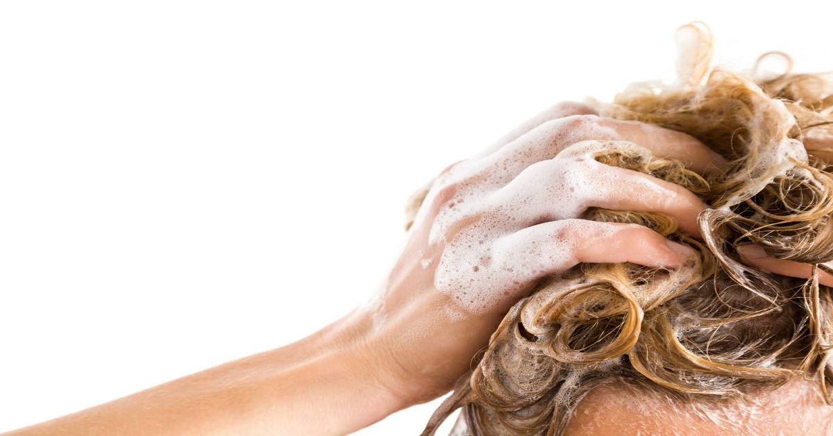 اگر هر روز موهای خود را می‌شویید، حتما از شامپوی روزانه استفاده نمایید