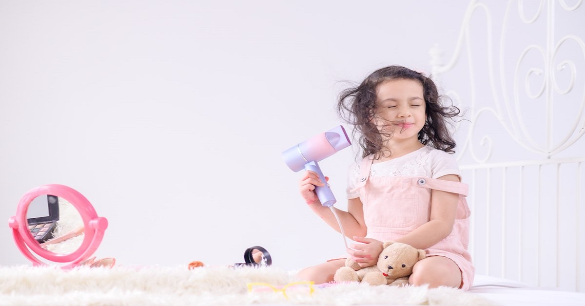 5 نکته ایمنی که زمان سشوار کشیدن موی کودک باید به آن توجه نمایید