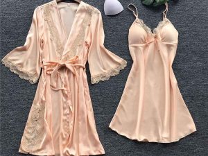 woman nightdress - 20 مدل لباس خواب زنانه که با پوشیدن آن در خانه شیک و زیبا می‌شوید