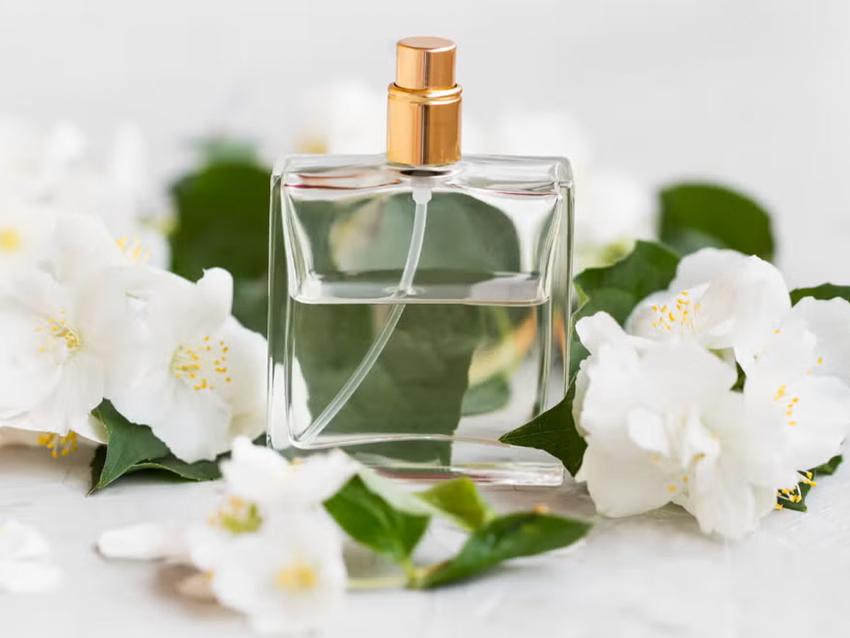 10 عطر بهاری مناسب نوروز که هوش از سر هر کسی می برد! 2 1عطر بهاری مناسب نوروز - 10 عطر بهاری مناسب نوروز که هوش از سر هر کسی می برد!